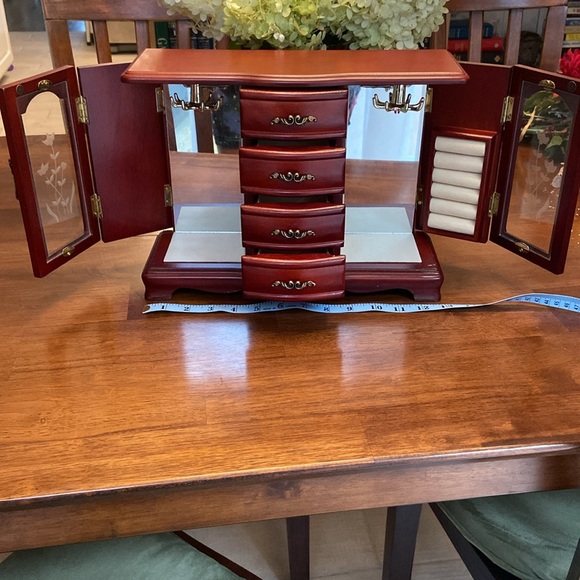 Beautiful Cherry Finish Vintage Tabletop or Dresser Jewelry Box - Picture 2 of 6